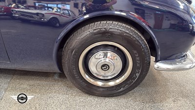 Lot 624 - 1968 DAIMLER V8 250