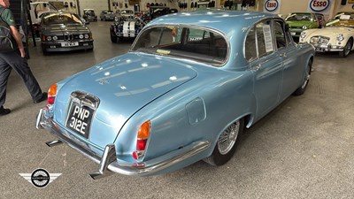 Lot 740 - 1967 JAGUAR 420