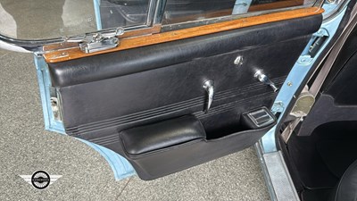 Lot 740 - 1967 JAGUAR 420