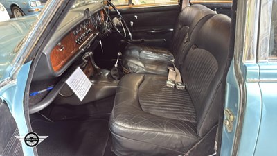 Lot 740 - 1967 JAGUAR 420