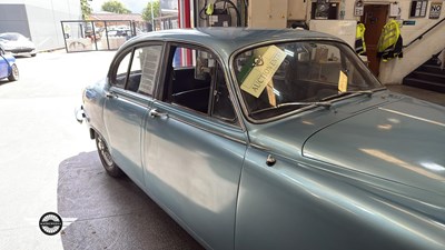 Lot 740 - 1967 JAGUAR 420