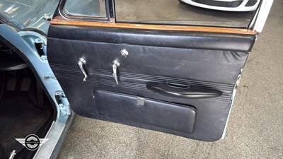 Lot 740 - 1967 JAGUAR 420