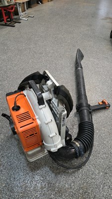 Lot 551 - STHIL FS400 STRIMMER WITH HARNESS & STHIL PROTECTIVE HELMET