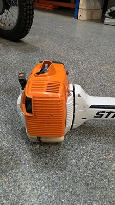 Lot 551 - STHIL FS400 STRIMMER WITH HARNESS & STHIL PROTECTIVE HELMET