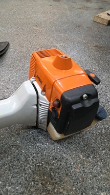 Lot 551 - STHIL FS400 STRIMMER WITH HARNESS & STHIL PROTECTIVE HELMET