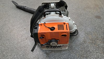 Lot 551 - STHIL FS400 STRIMMER WITH HARNESS & STHIL PROTECTIVE HELMET