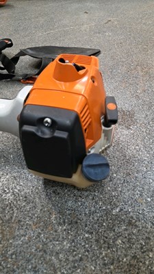 Lot 551 - STHIL FS400 STRIMMER WITH HARNESS & STHIL PROTECTIVE HELMET