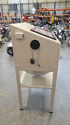 Lot 429 - MATRIS SBC220 SHOT/SAND BLASTING CABINET ( AS NEW )