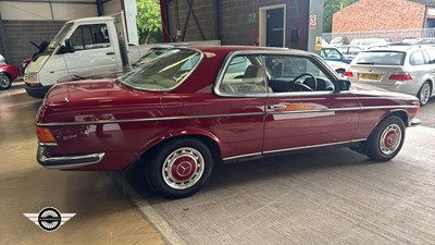 Lot 876 - 1977 MERCEDES 230 CW AUTO