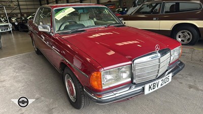 Lot 876 - 1977 MERCEDES 230 CW AUTO