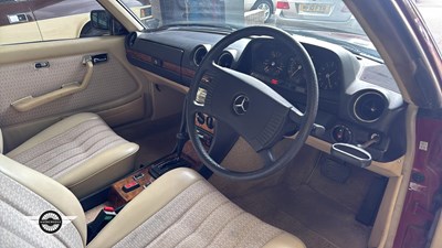Lot 876 - 1977 MERCEDES 230 CW AUTO