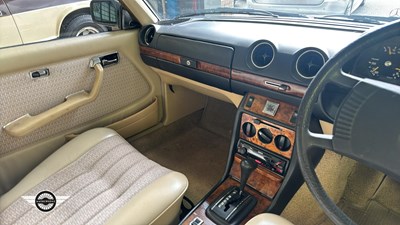 Lot 876 - 1977 MERCEDES 230 CW AUTO