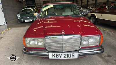 Lot 876 - 1977 MERCEDES 230 CW AUTO
