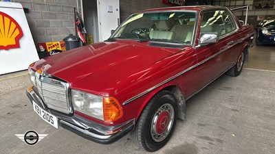 Lot 876 - 1977 MERCEDES 230 CW AUTO