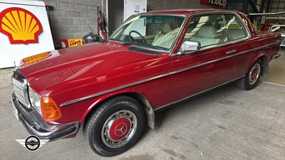 Lot 876 - 1977 MERCEDES 230 CW AUTO
