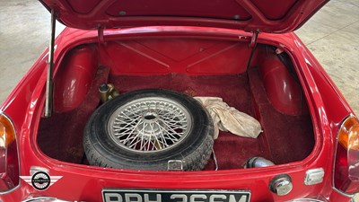 Lot 661 - 1973 MG B