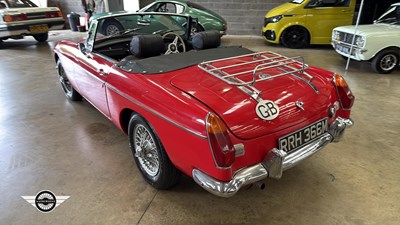 Lot 661 - 1973 MG B