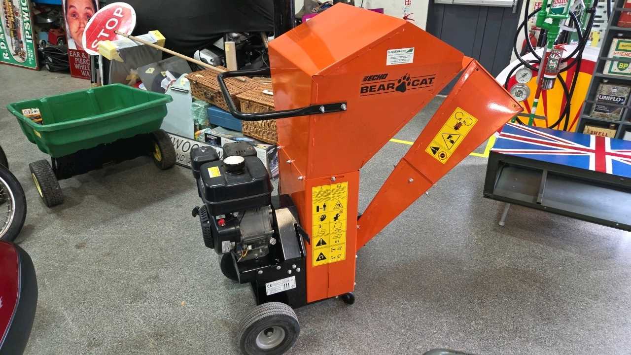 Lot 827 - ECHO BEAR SC3265 PETROL WOOD CHIPPER