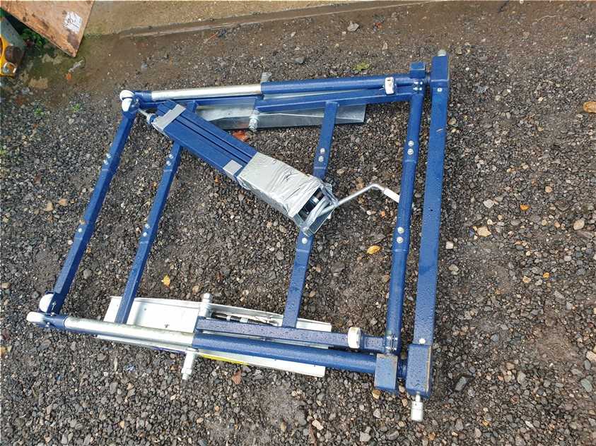 Lot 516 - 1 X TILT/LIFT CAR LIFT