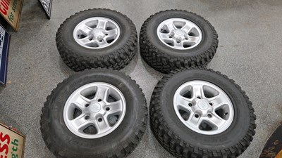 Lot 542 - 4 X LAND ROVER DEFENDER WHEELS C/W MUD TERRAIN TYRES & WHEEL NUTS