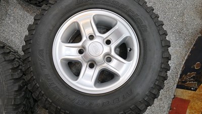 Lot 542 - 4 X LAND ROVER DEFENDER WHEELS C/W MUD TERRAIN TYRES & WHEEL NUTS