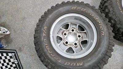 Lot 542 - 4 X LAND ROVER DEFENDER WHEELS C/W MUD TERRAIN TYRES & WHEEL NUTS
