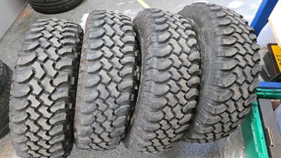 Lot 542 - 4 X LAND ROVER DEFENDER WHEELS C/W MUD TERRAIN TYRES & WHEEL NUTS