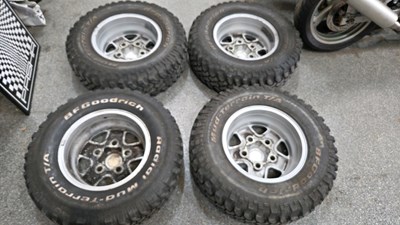 Lot 542 - 4 X LAND ROVER DEFENDER WHEELS C/W MUD TERRAIN TYRES & WHEEL NUTS