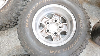 Lot 542 - 4 X LAND ROVER DEFENDER WHEELS C/W MUD TERRAIN TYRES & WHEEL NUTS