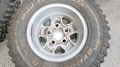 Lot 542 - 4 X LAND ROVER DEFENDER WHEELS C/W MUD TERRAIN TYRES & WHEEL NUTS