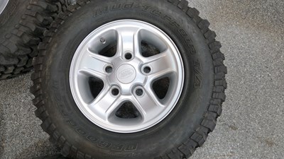 Lot 542 - 4 X LAND ROVER DEFENDER WHEELS C/W MUD TERRAIN TYRES & WHEEL NUTS