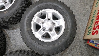 Lot 542 - 4 X LAND ROVER DEFENDER WHEELS C/W MUD TERRAIN TYRES & WHEEL NUTS