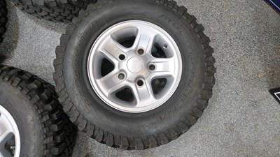 Lot 542 - 4 X LAND ROVER DEFENDER WHEELS C/W MUD TERRAIN TYRES & WHEEL NUTS
