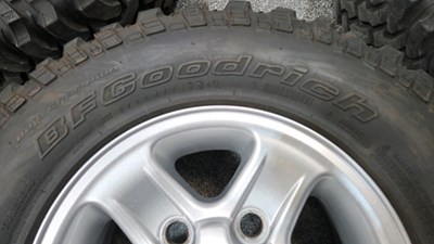 Lot 542 - 4 X LAND ROVER DEFENDER WHEELS C/W MUD TERRAIN TYRES & WHEEL NUTS