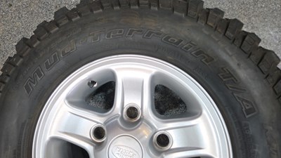 Lot 542 - 4 X LAND ROVER DEFENDER WHEELS C/W MUD TERRAIN TYRES & WHEEL NUTS