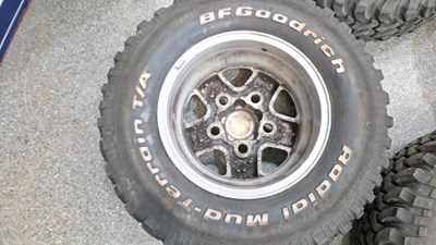 Lot 542 - 4 X LAND ROVER DEFENDER WHEELS C/W MUD TERRAIN TYRES & WHEEL NUTS
