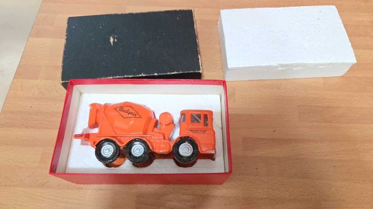 Lot 51 - BOXED READY MIX CONCRETE MIXER WAGON TABLE/ DESK LIGHTER