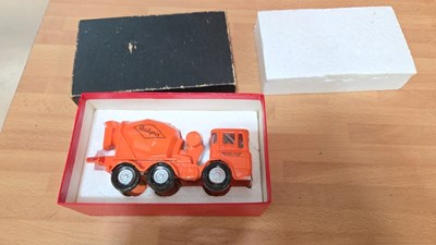 Lot 51 - BOXED READY MIX CONCRETE MIXER WAGON TABLE/ DESK LIGHTER