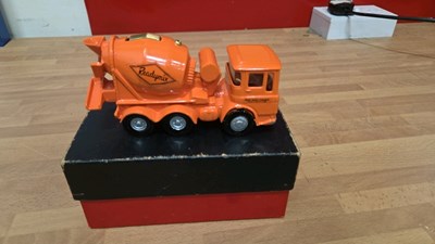 Lot 51 - BOXED READY MIX CONCRETE MIXER WAGON TABLE/ DESK LIGHTER