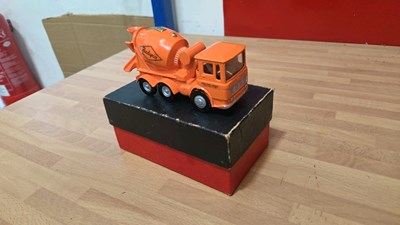 Lot 51 - BOXED READY MIX CONCRETE MIXER WAGON TABLE/ DESK LIGHTER