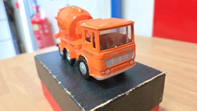 Lot 51 - BOXED READY MIX CONCRETE MIXER WAGON TABLE/ DESK LIGHTER