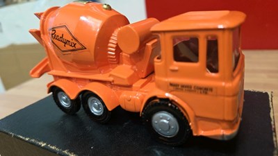 Lot 51 - BOXED READY MIX CONCRETE MIXER WAGON TABLE/ DESK LIGHTER