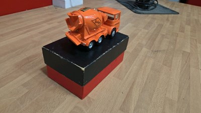 Lot 51 - BOXED READY MIX CONCRETE MIXER WAGON TABLE/ DESK LIGHTER