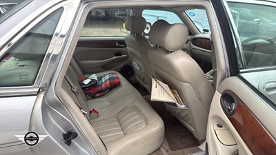 Lot 108 - 2000 JAGUAR XJ8 AUTO
