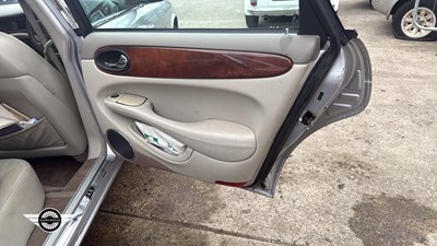 Lot 108 - 2000 JAGUAR XJ8 AUTO