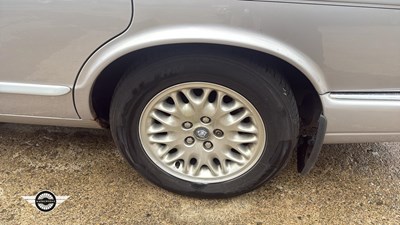 Lot 108 - 2000 JAGUAR XJ8 AUTO