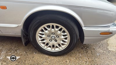 Lot 108 - 2000 JAGUAR XJ8 AUTO