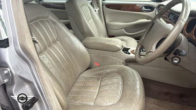 Lot 108 - 2000 JAGUAR XJ8 AUTO