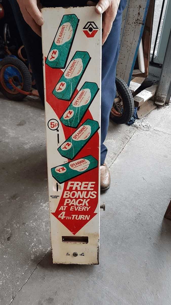 Lot 61 - YZ GUM VENDING MACHINE