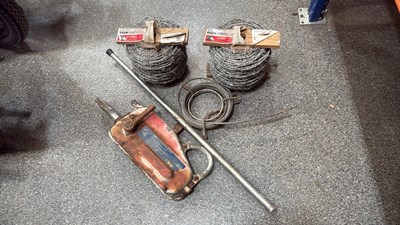 Lot 593 - TIRFOR HAND WINCH 1600KG WITH HANDLE + 2 ROLLS OF BARBED WIRE